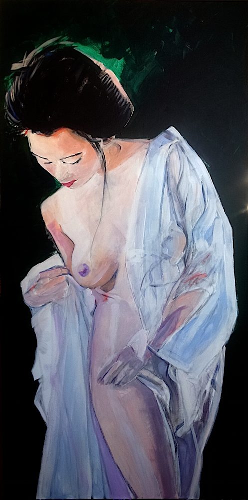 Femme en kimono transparent regardant vers le bas, dans une ambiance mystérieuse.