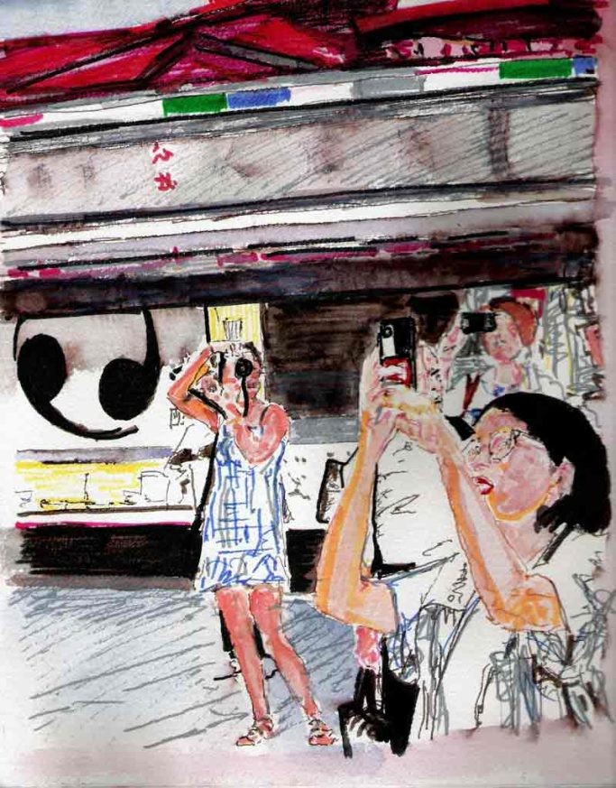 Des figures féminines prenant des photos dans un environnement artistique animé.