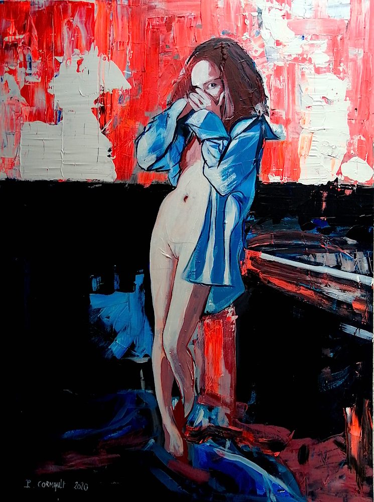 Femme dénudée, tenant un vêtement, sur fond coloré rouge et noir.