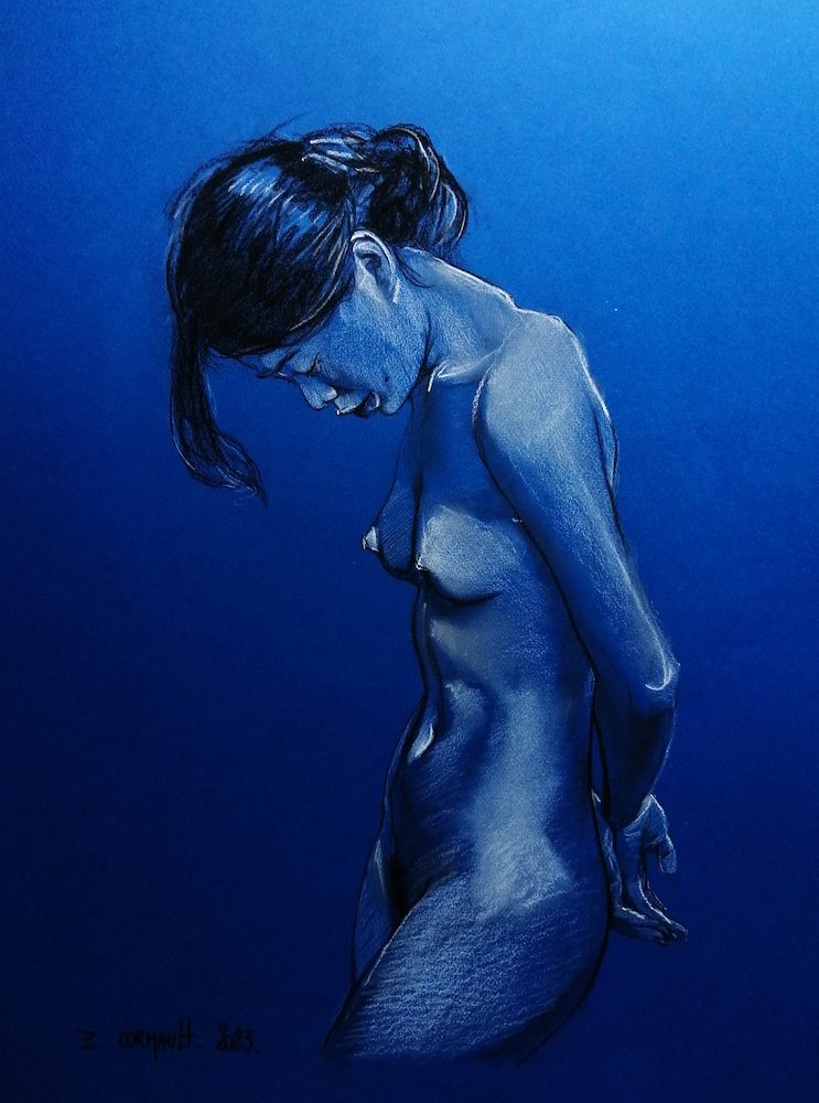 Dessin d'une femme nue, silhouette gracieuse sur fond bleu profond.