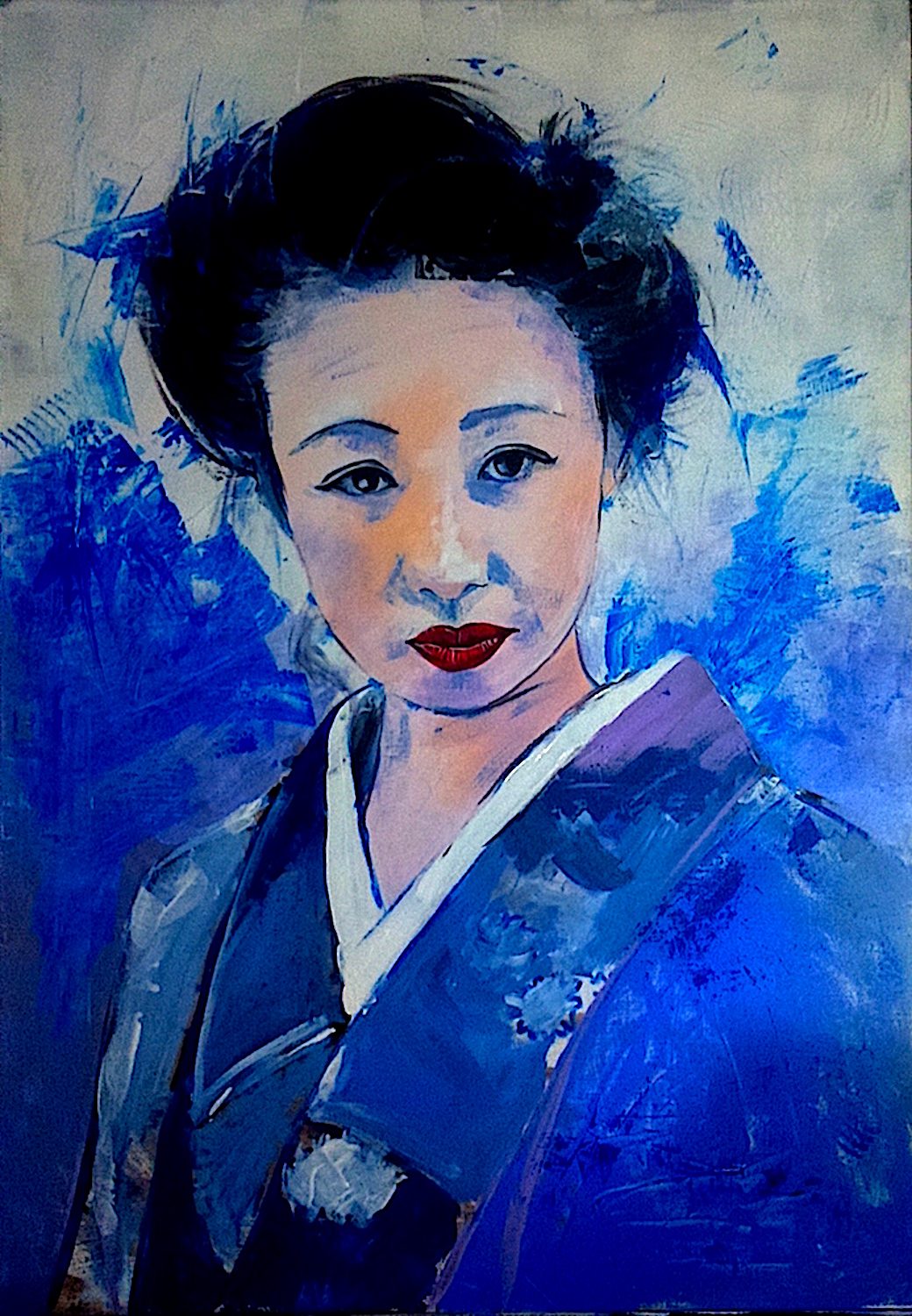 Portrait d'une femme en kimono avec un fond bleu, expression douce et maquillage prononcé.