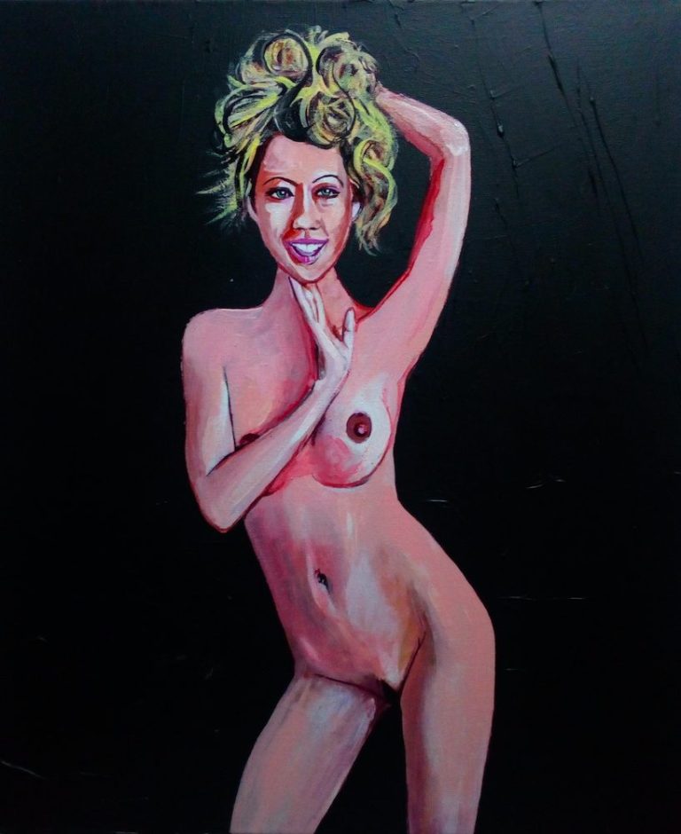 Femme nue aux cheveux blonds, posant avec une main sur le corps, fond noir.