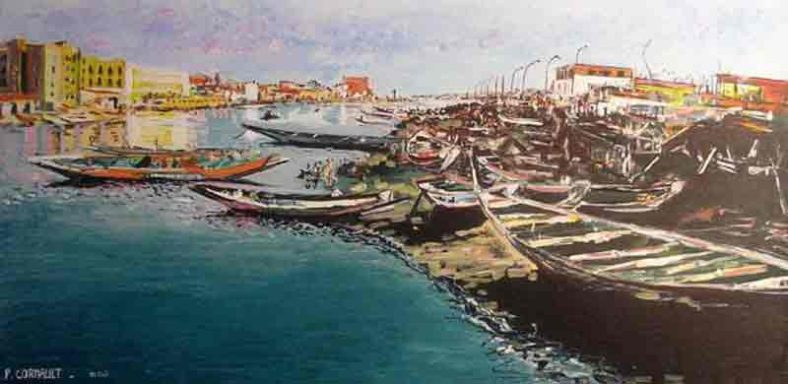 Vue d'un port animé avec des bateaux et des bâtiments en arrière-plan.