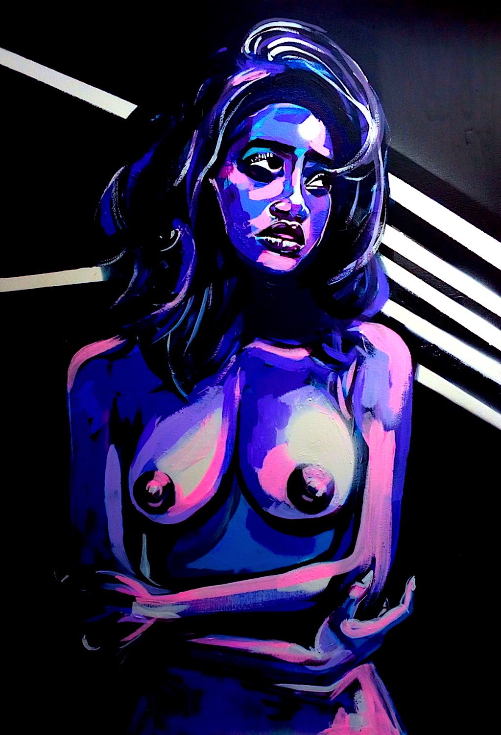 Femme au teint violet, bras croisés, arrière-plan noir et rayures blanches.