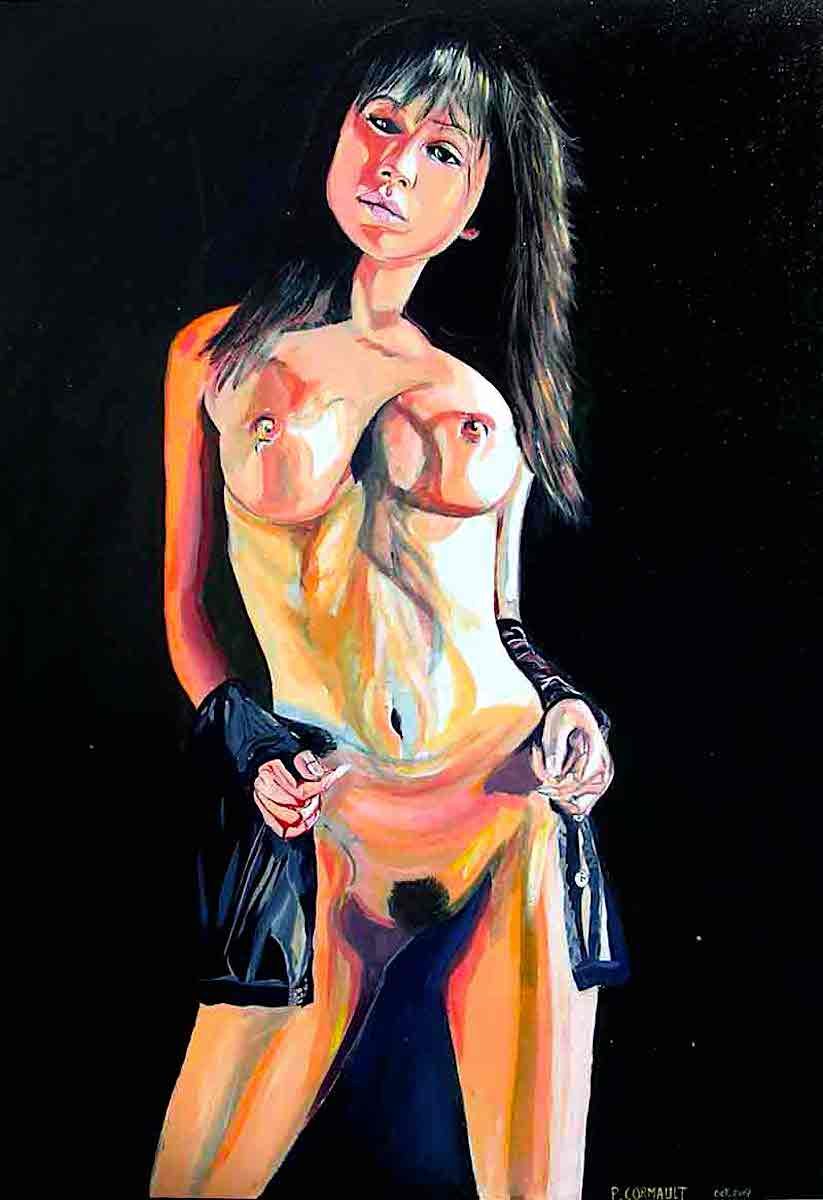 Femme debout, cheveux longs, vêtue de noir, sur fond sombre.